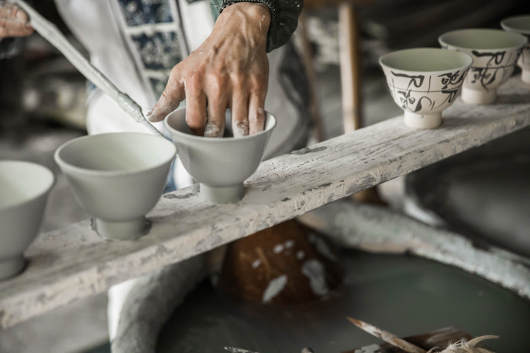 国家级非物质文化遗产代表性项目名录达到3610个子项_fororder_摄图网_501336108_摆放上釉毛坯碗（企业商用）