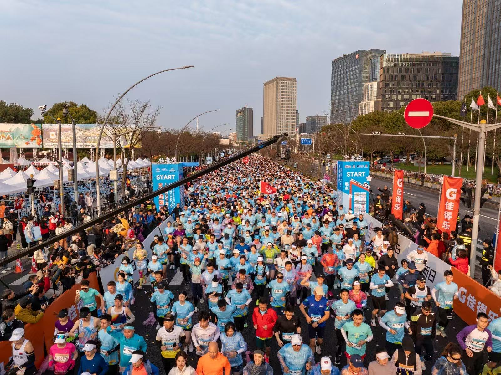 体商融合促发展 2025上海静安半程马拉松开跑_fororder_图片7