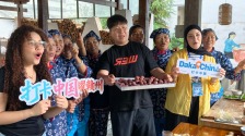 【2026打卡中国】外国网红在赣南茶园里看见“两山”理论