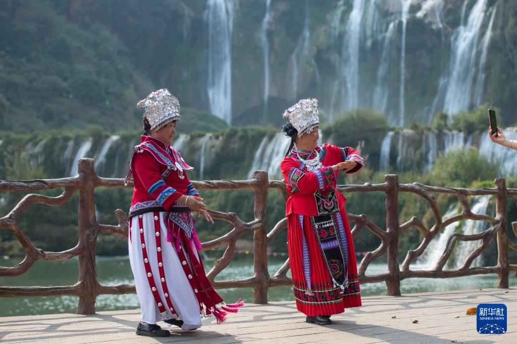云南罗平：九龙瀑布的春日之美