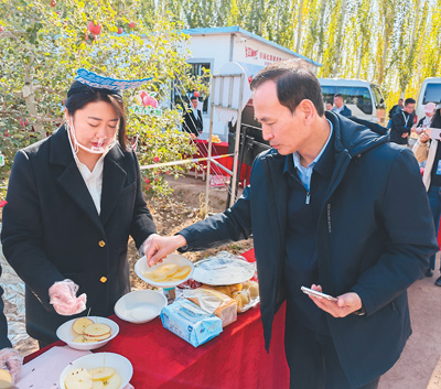 新疆阿克苏的苹果红了！