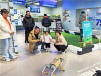 湖北武汉：机器人7S店成为光谷热门打卡地