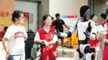 武汉人形机器人组团进京“开会”