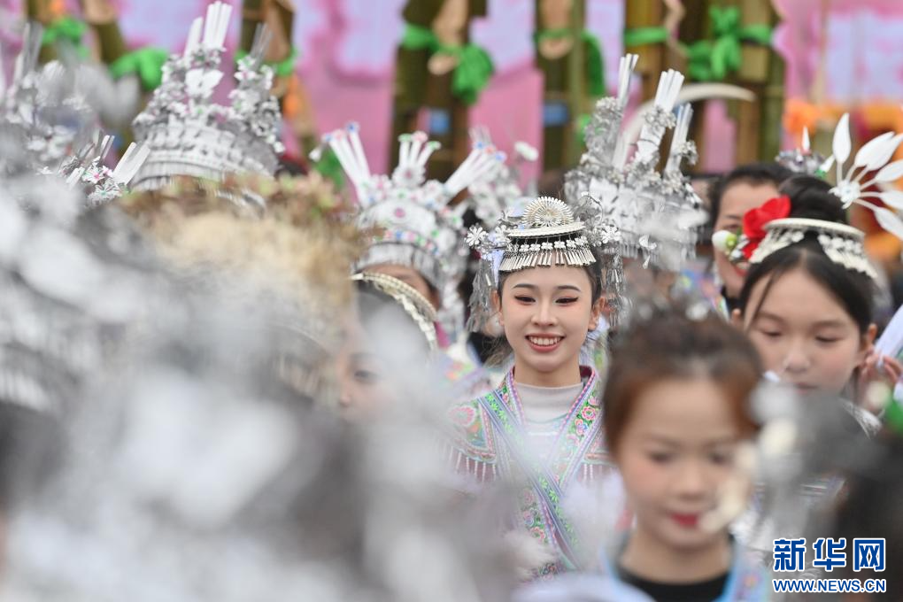 广西融水：万人同庆百鸟衣芦笙坡会