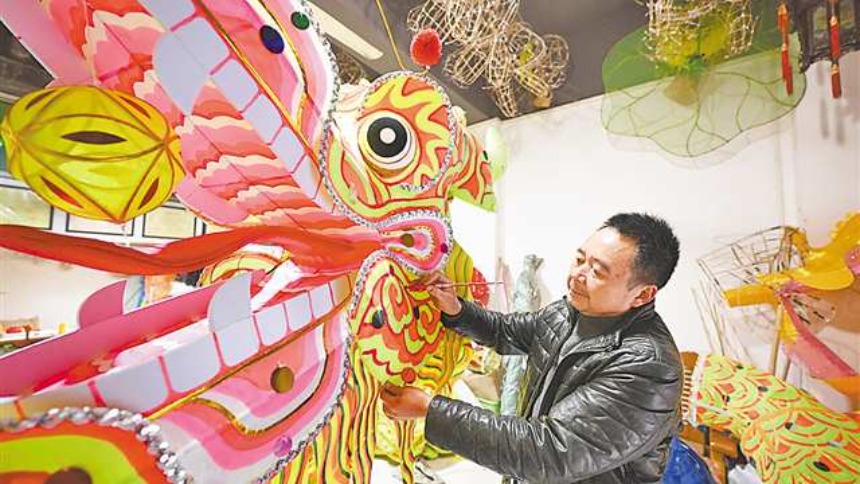 重庆铜梁龙灯订单暴增 非遗工匠赶制忙