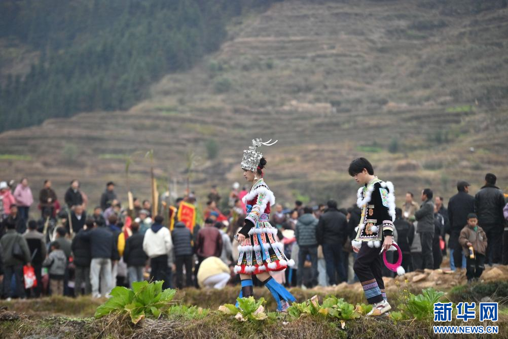 广西融水：万人同庆百鸟衣芦笙坡会