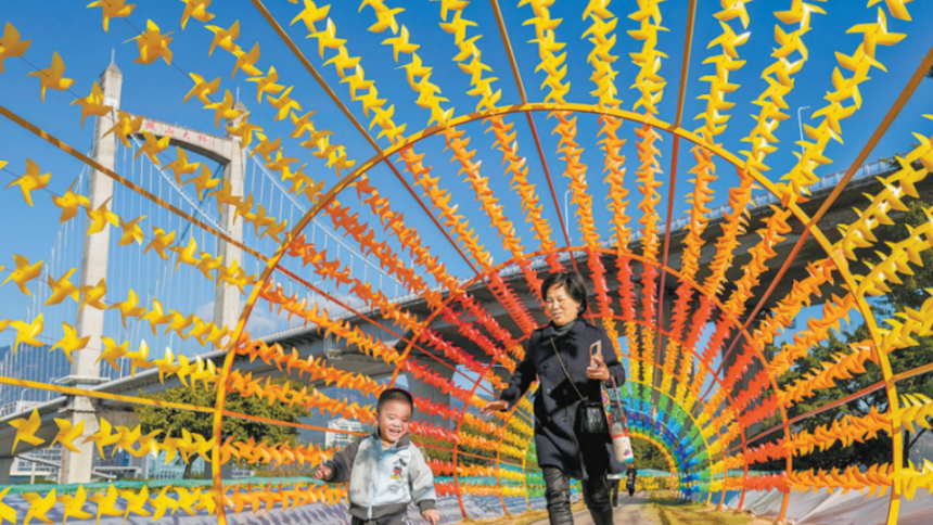 福州花海公园升级 彩虹风车长廊受欢迎