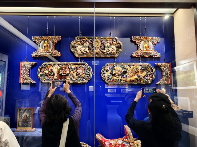 “文化原乡 福地壤塘”再绽京城 北海公园展览续写精彩_fororder_观众参展