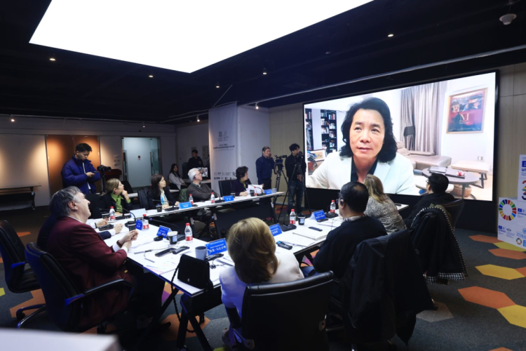 聚焦未来数字新空间 创意中心咨询委员会在京举行 Se concentrer sur l'avenir des nouveaux espaces numériques : tenue de la réunion du comité consultatif de l'ICCSD à Beijing   与会专家和工作人员合影 Photo de groupe des experts et du personnel présents  2025年3月30日，联合国教科文组织国际创意与可持续发展中心（下文简称“创意中心”）咨询委员会会议在北京设计之都大厦召开。咨询委员们和与会嘉宾围绕“创新未来数字新空间，加强可持续发展和文化表达”主题进行了深入讨论，并为创意中心工作计划与国际资源拓展建言献策。 Le 30 mars 2025, le Conseil consultatif du Centre international pour la créativité et le développement durable de l'UNESCO (ci-après dénommé « ICCSD ») s'est réuni au bâtiment World Design Capital à Beijing. Les membres du comité consultatif et les invités présents ont eu des discussions approfondies autour du thème « Innover dans les nouveaux espaces numériques du futur, renforcer le développement durable et l'expression culturelle », et ont proposé des suggestions pour le plan de travail de l'ICCSD et l'expansion des ressources internationales.   会议现场 Site de la réunion  创意中心执行主任肖澜，创意中心咨询委员会主席、华南理工大学荣誉教授汉斯·道维勒主持会议。全球文化网络总裁、华南理工大学与山东工艺美术学院客座教授梅里·马达沙希，英国皇家学会工艺院院士、海南大学客座教授李诚，世界贸易网点联盟亚太区总干事卡洛琳娜·昆塔娜，奥地利林茨电子艺术中心艺术节与展览部总经理维罗妮卡•利布尔，中国社会科学院研究员、中国政策科学研究会文化政策专业委员会主任张晓明，北京师范大学文化创新与传播研究院副院长杨越明教授，中国中小商业企业协会国际专家委员、中国前驻法国领事杨宝珍，对外经济贸易大学马克思主义学院院长助理王宇航教授等来自6个国家的10位咨询委员和专家出席会议。 Xiao Lan, directeur exécutif de l'ICCSD, et Hans d'Orville, président du comité consultatif de l'ICCSD et professeur émérite à l'Université de technologie du Sud de la Chine, ont présidé la réunion. Dix experts et membres du comité consultatif issus de six pays ont assisté à la réunion, parmi lesquels : le Professeur Mehri Madarshahi, présidente de Global Culture Network et professeur invitée à l'Université de technologie du Sud de la Chine et à l'Université d'art et de design du Shandong, le Professeur Richard Leaver, membre de Royal Society of Arts et professeur invité à l'Université de Hainan, Carolina Quintana, directrice générale pour la région Asie-Pacifique de World Trade Point Federation, Veronika Liebl, directrice générale de la division des festivals, des prix et des expositions du centre Ars Electronica de Linz en Autriche, Zhang Xiaoming, chercheur à l'Académie chinoise des sciences sociales et directeur du Comité des politiques culturelles de l'Association chinoise des sciences politiques, le Professeur Yang Yueming, directrice adjointe de l'Institut d'innovation culturelle et de communication de l'Université normale de Beijing, Yang Baozhen, membre expert international de l'Association chinoise des petites et moyennes entreprises commerciales, et ancienne consule générale de Chine en France, et le Professeur Wang Yuhang, adjoint au directeur de l'École du marxisme de l'Université de commerce international et d'économie.   创意中心执行主任肖澜致辞 Discours de Xiao Lan, directeur exécutif de l'ICCSD  肖澜主任在致辞中表示，感谢与会嘉宾对中心主办的第四届创意2030国际论坛的大力支持，专家们的精彩发言为数字时代的文化多样性保护提供了重要启示。本次咨询委员会围绕“创新未来数字空间”主题展开探讨，这一重要命题需要各方协作共同推进，创意中心愿为此搭建交流互鉴的桥梁。同时，肖澜表示，创意中心未来将深化使命定位，期待持续得到专家们的支持与合作。 Dans son discours, Xiao Lan a exprimé sa gratitude envers les invités présents pour leur soutien à la 4e édition de « Forum international de la créativité 2030 » organisé par l'ICCSD, soulignant que les interventions des experts avaient fourni des éclairages importants pour la protection de la diversité culturelle à l'ère numérique. Le comité consultatif a centré ses discussions sur le thème « Innover dans les espaces numériques du futur », un sujet clé nécessitant la collaboration de toutes les parties prenantes. Xiao Lan a affirmé que l'ICCSD était disposé à jouer un rôle de passerelle pour l'échange et l'apprentissage mutuel. Il a précisé que l'ICCSD allait approfondir sa mission et qu'il attendait avec impatience un soutien et une coopération continus de la part des experts.    创意中心咨询委员会主席、华南理工大学荣誉教授汉斯·道维勒发言 Discours de Hans d'Orville, président du comité consultatif de l'ICCSD et professeur émérite à l'Université de technologie du Sud de la Chine   汉斯·道维勒主持会议并作主旨发言。他强调了“未来数字空间”对可持续发展、文化创意及文化表达多样性的重要意义，指出数字技术与文化的融合能够推动产业遗产复兴，促进城市可持续发展，为艺术家、工程师等不同领域人才搭建创新合作平台。他特别提及科幻不仅是娱乐载体，更是激发想象力的文化表达方式，呼应了联合国教科文组织对文化多样性保护的倡导。 Hans d'Orville a présidé la réunion et a prononcé le discours d'ouverture. Il a souligné l'importance des « espaces numériques du futur » pour le développement durable, la créativité culturelle et la diversité de l'expression culturelle, précisant que la fusion des technologies numériques et de la culture pourrait stimuler la renaissance du patrimoine industriel, promouvoir le développement durable des villes et créer une plateforme de collaboration innovante pour les artistes, ingénieurs et autres talents issus de divers domaines. Il a particulièrement évoqué le rôle de la science-fiction, non seulement en tant que moyen de divertissement, mais aussi en tant que forme d'expression culturelle qui stimulait l'imagination, répondant ainsi à l'appel de l'UNESCO pour la protection de la diversité culturelle.   全球文化网络总裁、华南理工大学与山东工艺美术学院客座教授梅里·马达沙希发言 Discours de Mehri Madarshahi, présidente de Global Culture Network et professeur invitée à l'Université de technologie du Sud de la Chine et à l'Université d'art et de design du Shandong  会上，众多专家结合自身专业领域分享了深刻见解。梅里·马达沙希指出，数字空间已成为人类生活的基础环境，数字创新应服务于价值导向。她详细介绍了阐述了数字空间对实现联合国可持续发展目标的关键作用，同时列举了在目标4优质教育、目标8体面就业和经济增长、目标11城市可持续发展、目标13气候行动等多个领域的具体应用案例，强调科技创新需与可持续发展目标紧密结合，同时注重包容性和伦理规范。梅里·马达沙希表示，每次技术进步都须指向更公平、繁荣的世界愿景。 Lors de la réunion, de nombreux experts ont partagé des réflexions approfondies en fonction de leurs domaines d'expertise respectifs. Mehri Madarshahi a souligné que l'espace numérique est devenu un environnement fondamental de la vie humaine et que l'innovation numérique devait être orientée par des valeurs. Elle a présenté en détail le rôle clé de l'espace numérique dans la réalisation des Objectifs de développement durable des Nations Unies. Elle a aussi cité des exemples concrets d'application dans plusieurs domaines, notamment l'objectif 4 sur l'éducation de qualité, l'objectif 8 sur le travail décent et la croissance économique, l'objectif 11 sur les villes et communautés durables et l'objectif 13 sur la lutte contre les changements climatiques. Elle a insisté sur la nécessité de lier étroitement l'innovation technoscientifique aux objectifs de développement durable, tout en mettant l'accent sur l'inclusion et l'éthique. Mehri Madarshahi a souligné que chaque avancée technologique devait servir une vision d'un monde plus équitable et prospère.   奥地利林茨电子艺术中心艺术节与展览部总经理维罗妮卡•利布尔发言 Discours de Veronika Liebl, directrice générale de la division des festivals, des prix et des expositions du centre Ars Electronica de Linz en Autriche  维罗妮卡·利布尔结合奥地利林茨从钢铁之都到联合国教科文组织媒体艺术之都的城市发展转型实践，分享了在数字环境下塑造未来艺术空间的战略路径。她提出，应促进文化组织间的合作，展示多样化的文化表达成果，通过跨领域协作推动社会效益；加强学术界与文化机构的联动合作，推动创新项目发展；重视艺术表达对科技创新的催化作用，鼓励跨学科交流。 Veronika Liebl a partagé l'expérience de la transformation urbaine de Linz, qui est passée d'une ville sidérurgique à une ville des arts numériques désignée par l'UNESCO. Elle a exposé des pistes stratégiques pour façonner l'espace artistique du futur dans un environnement numérique. Elle a proposé de renforcer la coopération entre les organisations culturelles afin de valoriser la diversité des expressions culturelles et d'accroître les bénéfices sociaux grâce à la collaboration interdisciplinaire. Ensuite, elle a suggéré de renforcer les liens entre le monde académique et les institutions culturelles pour favoriser le développement de projets innovants. Enfin, elle a souligné le rôle catalyseur de l'expression artistique dans l'innovation technologique et a encouragé les échanges interdisciplinaires.   著名导演、上海交通大学教授胡雪桦视频发言 Discours en visioconférence de Hu Xuehua, célèbre réalisateur et professeur à l'université Jiao Tong de Shanghai  著名导演、上海交通大学教授胡雪桦通过视频发言。胡雪桦导演从影视创作角度剖析AI时代的技术变革。他指出，未来数字电影将为电影行业格局带来巨大变化。针对教育领域，他强调学生需重视基础认知构建，培养信息甄别与自我管理能力，同时积极拥抱人工智能技术，既要理解科学技术的底层逻辑，更需将其转化为文化创作工具。 Hu Xuehua, célèbre réalisateur et professeur à l'Université Jiao Tong de Shanghai, est intervenu par message vidéo. Il a analysé les transformations technologiques à l'ère de l'intelligence artificielle (IA) sous l'angle de la création cinématographique. Il a souligné que le cinéma numérique du futur entraînerait de profonds bouleversements dans l'industrie cinématographique. Concernant l'éducation, il a insisté sur la nécessité, pour les étudiants, de construire une base cognitive solide, de développer leur capacité à trier l'information et à gérer leur apprentissage de manière autonome. Il a également encouragé une adoption active des technologies de l'IA, tout en insistant sur l'importance de comprendre la logique sous-jacente des sciences et technologies, et de les transformer en outils de création culturelle.   英国皇家学会工艺院院士、海南大学客座教授李诚发言 Discours du Professeur Richard Leaver, membre de Royal Society of Arts et professeur invité à l'Université de Hainan  李诚教授探讨了未来数字空间与物理空间的融合趋势，以及如何运用数字孪生等技术推动可持续发展的路径。他建议北京充分利用文化底蕴深厚、人工智能行业领先和创意产业集积聚等优势，加强文化与科技的协同联动，构建数字化智慧城市，以应对城市发展挑战。同时他强调，在发展生成式人工智能时还应重视保护传统文化，以实现数字创新与传统智慧的共生共荣。 Le professeur Richard Leaver a exploré la tendance à l'intégration entre l'espace numérique du futur et l'espace physique, ainsi que les moyens d'utiliser des technologies comme le jumeau numérique pour favoriser le développement durable. Il a suggéré que Beijing exploitait pleinement ses atouts, notamment son riche patrimoine culturel, sa position de leader dans l'industrie de l'IA, ainsi que son écosystème dynamique dans l'industrie créative. Il a également préconisé un renforcement de la synergie entre culture et technologie pour construire une ville intelligente et numérique capable de relever les défis du développement urbain. De plus, il a souligné l'importance de préserver les cultures traditionnelles dans le développement de l'IA générative, afin de garantir une cohabitation harmonieuse entre l'innovation numérique et la sagesse traditionnelle.   北京师范大学文化创新与传播研究院副院长杨越明教授发言 Discours du Professeur Yang Yueming, directrice adjointe de l'Institut d'innovation culturelle et de communication de l'Université normale de Beijing  杨越明教授结合开展2005年《保护和促进文化多样性公约》相关项目经验，深入分析了可持续发展框架下文化发展的挑战：一是需要明确化文化对社会经济的贡献；二是厘清“文化多样性”与“文化表达多样性”的区别，前者强调保护多元存在，后者侧重技术赋能下的创新呈现方式。她强调了创意中心在此领域的目标和使命，希望能够促进提升数字时代文化价值认知，同时普及数字工具，搭建技术专家与艺术家的协作平台。 Se basant sur son expérience dans la mise en œuvre de projets liés à la Convention sur la protection et la promotion de la diversité des expressions culturelles de 2005, le Professeur Yang Yueming a analysé les défis du développement culturel dans le cadre du développement durable. Premièrement, elle a souligné la nécessité de clarifier la contribution de la culture au développement socio-économique. Deuxièmement, elle a distingué les notions de « diversité culturelle » et de « diversité des expressions culturelles » : la première met l'accent sur la préservation de la pluralité des cultures, tandis que la seconde se concentre sur l'innovation dans la présentation des expressions culturelles grâce aux technologies. Elle a mis l'accent sur les objectifs et la mission de l'ICCSD, qui vise à améliorer la reconnaissance de la valeur culturelle à l'ère numérique, et a exprimé l'espoir de voir se multiplier les plateformes collaboratives entre experts techniques et artistes, favorisant ainsi la démocratisation des outils numériques.   世界贸易网点联盟亚太区总干事卡洛琳娜·昆塔娜发言 Discours de Carolina Quintana, directrice générale pour la région Asie-Pacifique de World Trade Point Federation  卡洛琳娜·昆塔娜分享了国际组织视角下文化创意产业的发展情况。她高度评价中国在文化科技融合领域的实践，认为创意中心发起的创意2030国际论坛、数字环境下保护与促进文化多样性案例征集等活动能够对其他国家，尤其是拉丁美洲、非洲国家起到前沿借鉴作用。同时强调各国在技术水平和文化交流方面仍存在差距，她呼吁加强国际合作与经验分享，将中国数字文化发展模式纳入全球治理框架，促进全球文化创意产业的平衡发展。 Carolina Quintana a partagé son analyse sur le développement des industries culturelles et créatives du point de vue des organisations internationales. Elle a salué les pratiques de la Chine en matière d'intégration entre culture et technologie, estimant que des initiatives de l'ICCSD, telles que le Forum international Créativité 2030 et l'appel à projets sur la protection et la promotion de la diversité culturelle dans l'environnement numérique, pouvaient servir de référence pour d'autres pays, en particulier ceux d'Amérique latine et d'Afrique. En outre, elle a souligné les disparités persistantes entre les pays en matière de développement technologique et d'échanges culturels, appelant à un renforcement de la coopération internationale et du partage d'expériences. Elle a plaidé pour que le modèle chinois de développement de la culture numérique dans le cadre de la gouvernance mondiale afin de favoriser un développement équilibré des industries culturelles et créatives à l'échelle mondiale.   中国社会科学院研究员、中国政策科学研究会文化政策专业委员会主任张晓明发言 Discours de Zhang Xiaoming, chercheur à l'Académie chinoise des sciences sociales et directeur du Comité des politiques culturelles de l'Association chinoise des sciences politiques  张晓明研究员结合自身经历，讲述了首钢园的变迁，并从理论研究角度阐述了数字技术对文化数字化的深刻影响。他指出，未来数字空间将带来全新生活方式，应积极重视文化资源数字化的重要性，同时以云南多元文化生态和网络文学创作生态为例，揭示数字技术如何赋能全民文化生产。 Se basant sur sa propre expérience, le chercheur Zhang Xiaoming a relaté la transformation du parc Shougang et a expliqué, d'un point de vue théorique, l'impact profond des technologies numériques sur la numérisation de la culture. Il a souligné que l'espace numérique du futur engendrerait de nouveaux modes de vie et qu'il était crucial d'accorder une attention particulière à la numérisation des ressources culturelles. Il a illustré son propos à travers l'exemple de l'écosystème culturel diversifié du Yunnan et de la création littéraire en ligne, montrant comment les technologies numériques permettent à chacun de contribuer à la production culturelle.   中国中小商业企业协会国际专家委员、中国前驻法国领事杨宝珍发言 Discours de Yang Baozhen, membre expert international de l'Association chinoise des petites et moyennes entreprises commerciales, et ancienne consule générale de Chine en France   杨宝珍聚焦女性在数字时代的发展，介绍了数字技术在促进女性就业、教育、参与社会治理等方面的积极作用，并对未来数字空间建设提出了加强数字基础设施建设、文化资源数字化、培育“文化+科技”新业态、深化国际协作、完善数字治理机制等建议。 Yang Baozhen s'est concentrée sur le rôle des femmes à l'ère numérique, mettant en lumière l'impact positif des technologies numériques sur la promotion de l'emploi féminin, l'éducation féminine et leur participation à la gouvernance sociale. Elle a également formulé plusieurs recommandations pour la construction des futurs espaces numériques, notamment le renforcement des infrastructures numériques, la numérisation des ressources culturelles, le développement de nouveaux modèles commerciaux alliant culture et technologie, l'approfondissement de la coopération internationale et l'amélioration des mécanismes de gouvernance numérique.    对外经济贸易大学马克思主义学院院长助理王宇航教授发言 Discours du Professeur Wang Yuhang, adjoint au directeur de l'École du marxisme de l'Université de commerce international et d'économie   王宇航教授结合国际经贸与青年教育相关经验指出，传统课堂需从知识灌输转向价值创造，通过人文关怀激活学生情感认知，培养人工智能无法替代的创意内核。他建议高校联动城市资源打造经贸与人文融合的实践平台，并借助虚拟技术构建全球青年可持续发展交流网络，使学生在跨文化体验中理解创意与商业的共生逻辑。 Le Professeur Wang Yuhang, s'appuyant sur son expérience en commerce international et en éducation des jeunes, a souligné que l'enseignement traditionnel devait évoluer, passant d'une approche basée sur la transmission du savoir à une approche axée sur la création de valeur. Il a insisté sur l'importance de l'empathie humaine pour éveiller la perception émotionnelle des étudiants et développer une créativité essentielle, que l'intelligence artificielle ne pouvait remplacer. Il a suggéré que les universités collaboraient avec les ressources urbaines pour créer des plateformes pratiques intégrant commerce et culture. Il a aussi proposé d'utiliser la technologie virtuelle pour établir un réseau mondial d'échanges entre les jeunes sur le développement durable, afin de leur permettre de comprendre, à travers des expériences interculturelles, la relation symbiotique entre créativité et commerce.  此次咨询委员会会议为数字科技与文化创意的融合发展提供了广阔的交流平台，与会专家从不同角度，探索了构建未来数字新空间的实践路径。专家们的深入探讨为创意中心未来工作指明了方向，也为保护与促进文化多样性、全球可持续发展贡献了智慧与力量。创意中心下一步将与奥地利林茨电子艺术中心、世界贸易网点联盟加深合作。 Cette réunion du comité consultatif a offert une large plateforme d'échanges sur l'intégration de la technologie numérique et de la créativité culturelle. Les experts présents ont exploré, sous différents angles, les moyens pratiques de construire les nouveaux espaces numériques du futur. Leurs discussions approfondies ont non seulement orienté les actions futures de l'ICCSD, mais ont aussi contribué à la préservation et à la promotion de la diversité culturelle ainsi qu'au développement durable à l'échelle mondiale. Lors de la prochaine étape, l'ICCSD approfondira sa collaboration avec le centre Ars Electronica de Linz en Autriche, ainsi qu'avec World Trade Point Federation._fororder_7