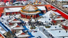 沈阳故宫雪景如画 游客如织