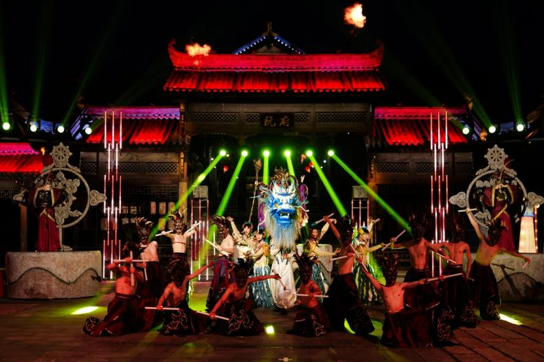 【2024打卡中国】国风当燃 看外国网红打卡鸠兹古镇新姿势（组图）