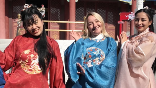 【2025打卡中国】国风出圈！外国网红力荐汉服体验，直呼“太爱了”