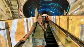 【“中国游记”第一季㉚】中国商场惊现室内骑马冲浪！老外眼睛瞪得像铜铃 直言“超乎想象”