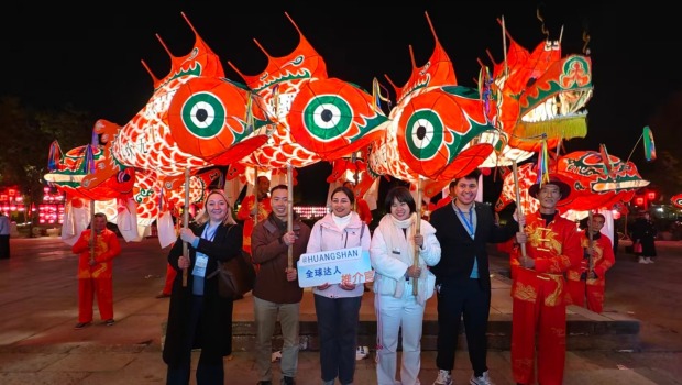 【2025打卡中国】看完呈坎鱼灯表演恍然大悟！外国网红：原来中国的“鱼”自带“好运Buff”