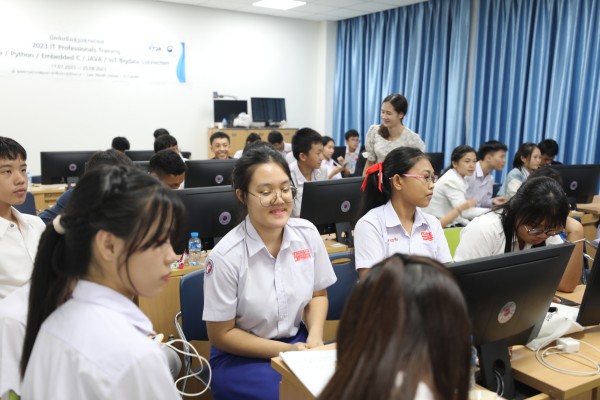 [Typical Case] Laos · Vientiane Youth Generative AI Education Workshop × Art Marathon Project_fororder_老挝青少年生成式AI教育工作坊x艺术马拉松_现场照片1 