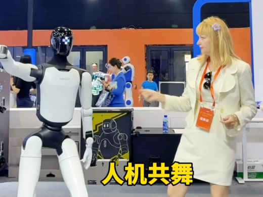 【2026打卡中国】俄罗斯网红博主与机器人现场“斗舞”，看谁的舞步更丝滑？（视频）_fororder_b18f14db-8b93-4a27-bed0-45d755be2acf