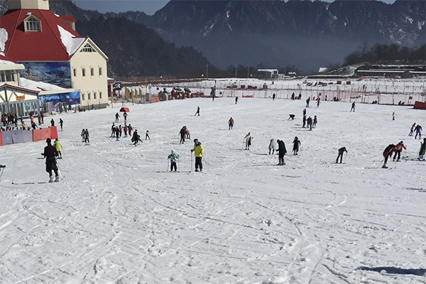 从“玩雪”到“追雪” 家庭和年轻客群撬动万亿冰雪市场_fororder_微信图片_20260115152907