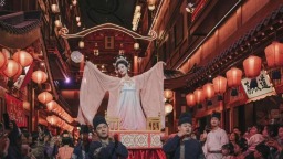 沉浸式体验再升级 长安十二时辰主题街区焕新迎客_fororder_61c2289105884bd7ada4d7b33a184e75.1920x1280.750x2147483647