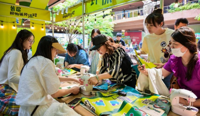 上海虹口举办首届“旧物循环派对” 倡导低碳生活方式_fororder_WechatIMG3147