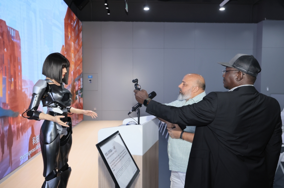 【魅力北京】梦想照进现实！沙特摄制组“对话”智能制造