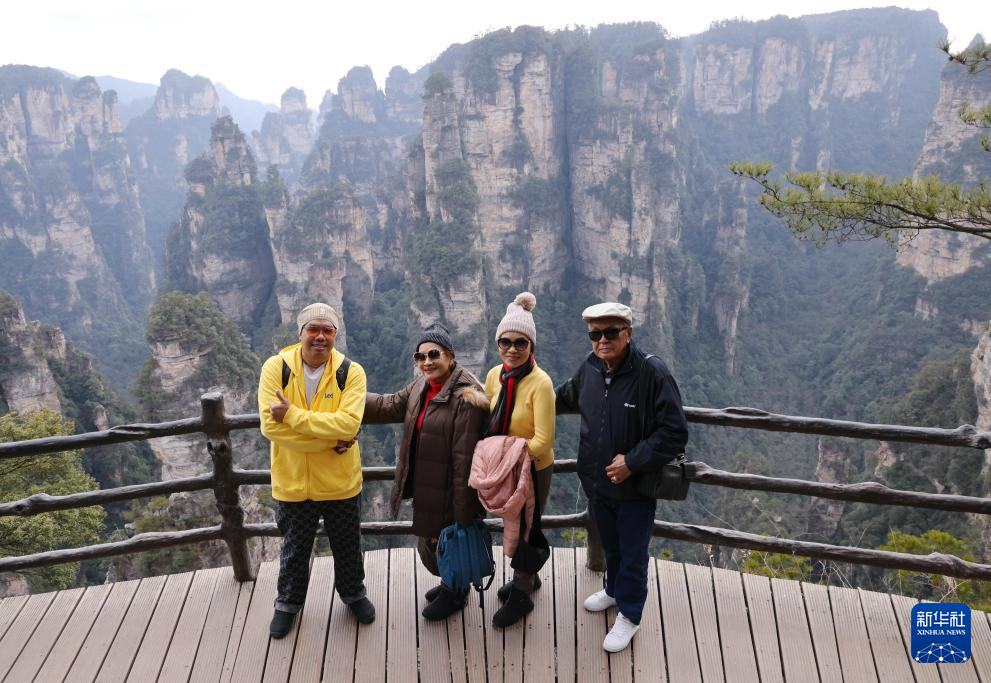 湖南张家界：中外游客乐享风光