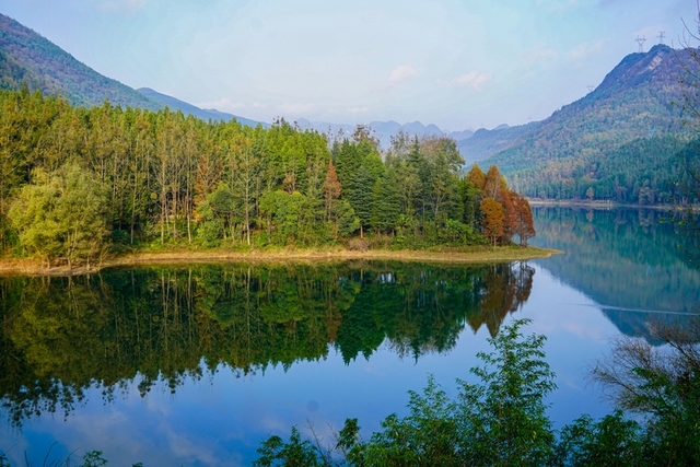 贵州六盘水:秋色连波景色宜人 贵州六盘水:秋色连波景色宜人