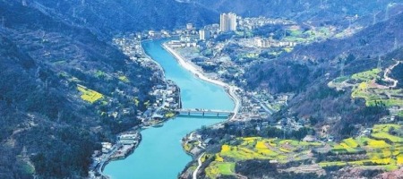 陇南市白龙江两岸春色渐浓