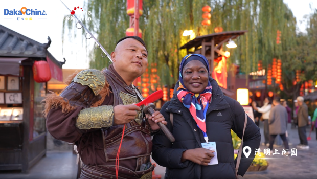 【2025打卡中国】“黑科技”赋能宋韵新潮 多国网红博主沉浸式体验文旅新场景_fororder_e553f1ea-f776-488a-a63f-f214e1e45f5c