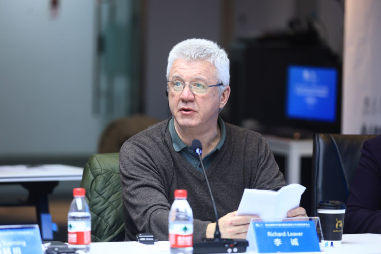 聚焦未来数字新空间 创意中心咨询委员会在京举行 Se concentrer sur l'avenir des nouveaux espaces numériques : tenue de la réunion du comité consultatif de l'ICCSD à Beijing   与会专家和工作人员合影 Photo de groupe des experts et du personnel présents  2025年3月30日，联合国教科文组织国际创意与可持续发展中心（下文简称“创意中心”）咨询委员会会议在北京设计之都大厦召开。咨询委员们和与会嘉宾围绕“创新未来数字新空间，加强可持续发展和文化表达”主题进行了深入讨论，并为创意中心工作计划与国际资源拓展建言献策。 Le 30 mars 2025, le Conseil consultatif du Centre international pour la créativité et le développement durable de l'UNESCO (ci-après dénommé « ICCSD ») s'est réuni au bâtiment World Design Capital à Beijing. Les membres du comité consultatif et les invités présents ont eu des discussions approfondies autour du thème « Innover dans les nouveaux espaces numériques du futur, renforcer le développement durable et l'expression culturelle », et ont proposé des suggestions pour le plan de travail de l'ICCSD et l'expansion des ressources internationales.   会议现场 Site de la réunion  创意中心执行主任肖澜，创意中心咨询委员会主席、华南理工大学荣誉教授汉斯·道维勒主持会议。全球文化网络总裁、华南理工大学与山东工艺美术学院客座教授梅里·马达沙希，英国皇家学会工艺院院士、海南大学客座教授李诚，世界贸易网点联盟亚太区总干事卡洛琳娜·昆塔娜，奥地利林茨电子艺术中心艺术节与展览部总经理维罗妮卡•利布尔，中国社会科学院研究员、中国政策科学研究会文化政策专业委员会主任张晓明，北京师范大学文化创新与传播研究院副院长杨越明教授，中国中小商业企业协会国际专家委员、中国前驻法国领事杨宝珍，对外经济贸易大学马克思主义学院院长助理王宇航教授等来自6个国家的10位咨询委员和专家出席会议。 Xiao Lan, directeur exécutif de l'ICCSD, et Hans d'Orville, président du comité consultatif de l'ICCSD et professeur émérite à l'Université de technologie du Sud de la Chine, ont présidé la réunion. Dix experts et membres du comité consultatif issus de six pays ont assisté à la réunion, parmi lesquels : le Professeur Mehri Madarshahi, présidente de Global Culture Network et professeur invitée à l'Université de technologie du Sud de la Chine et à l'Université d'art et de design du Shandong, le Professeur Richard Leaver, membre de Royal Society of Arts et professeur invité à l'Université de Hainan, Carolina Quintana, directrice générale pour la région Asie-Pacifique de World Trade Point Federation, Veronika Liebl, directrice générale de la division des festivals, des prix et des expositions du centre Ars Electronica de Linz en Autriche, Zhang Xiaoming, chercheur à l'Académie chinoise des sciences sociales et directeur du Comité des politiques culturelles de l'Association chinoise des sciences politiques, le Professeur Yang Yueming, directrice adjointe de l'Institut d'innovation culturelle et de communication de l'Université normale de Beijing, Yang Baozhen, membre expert international de l'Association chinoise des petites et moyennes entreprises commerciales, et ancienne consule générale de Chine en France, et le Professeur Wang Yuhang, adjoint au directeur de l'École du marxisme de l'Université de commerce international et d'économie.   创意中心执行主任肖澜致辞 Discours de Xiao Lan, directeur exécutif de l'ICCSD  肖澜主任在致辞中表示，感谢与会嘉宾对中心主办的第四届创意2030国际论坛的大力支持，专家们的精彩发言为数字时代的文化多样性保护提供了重要启示。本次咨询委员会围绕“创新未来数字空间”主题展开探讨，这一重要命题需要各方协作共同推进，创意中心愿为此搭建交流互鉴的桥梁。同时，肖澜表示，创意中心未来将深化使命定位，期待持续得到专家们的支持与合作。 Dans son discours, Xiao Lan a exprimé sa gratitude envers les invités présents pour leur soutien à la 4e édition de « Forum international de la créativité 2030 » organisé par l'ICCSD, soulignant que les interventions des experts avaient fourni des éclairages importants pour la protection de la diversité culturelle à l'ère numérique. Le comité consultatif a centré ses discussions sur le thème « Innover dans les espaces numériques du futur », un sujet clé nécessitant la collaboration de toutes les parties prenantes. Xiao Lan a affirmé que l'ICCSD était disposé à jouer un rôle de passerelle pour l'échange et l'apprentissage mutuel. Il a précisé que l'ICCSD allait approfondir sa mission et qu'il attendait avec impatience un soutien et une coopération continus de la part des experts.    创意中心咨询委员会主席、华南理工大学荣誉教授汉斯·道维勒发言 Discours de Hans d'Orville, président du comité consultatif de l'ICCSD et professeur émérite à l'Université de technologie du Sud de la Chine   汉斯·道维勒主持会议并作主旨发言。他强调了“未来数字空间”对可持续发展、文化创意及文化表达多样性的重要意义，指出数字技术与文化的融合能够推动产业遗产复兴，促进城市可持续发展，为艺术家、工程师等不同领域人才搭建创新合作平台。他特别提及科幻不仅是娱乐载体，更是激发想象力的文化表达方式，呼应了联合国教科文组织对文化多样性保护的倡导。 Hans d'Orville a présidé la réunion et a prononcé le discours d'ouverture. Il a souligné l'importance des « espaces numériques du futur » pour le développement durable, la créativité culturelle et la diversité de l'expression culturelle, précisant que la fusion des technologies numériques et de la culture pourrait stimuler la renaissance du patrimoine industriel, promouvoir le développement durable des villes et créer une plateforme de collaboration innovante pour les artistes, ingénieurs et autres talents issus de divers domaines. Il a particulièrement évoqué le rôle de la science-fiction, non seulement en tant que moyen de divertissement, mais aussi en tant que forme d'expression culturelle qui stimulait l'imagination, répondant ainsi à l'appel de l'UNESCO pour la protection de la diversité culturelle.   全球文化网络总裁、华南理工大学与山东工艺美术学院客座教授梅里·马达沙希发言 Discours de Mehri Madarshahi, présidente de Global Culture Network et professeur invitée à l'Université de technologie du Sud de la Chine et à l'Université d'art et de design du Shandong  会上，众多专家结合自身专业领域分享了深刻见解。梅里·马达沙希指出，数字空间已成为人类生活的基础环境，数字创新应服务于价值导向。她详细介绍了阐述了数字空间对实现联合国可持续发展目标的关键作用，同时列举了在目标4优质教育、目标8体面就业和经济增长、目标11城市可持续发展、目标13气候行动等多个领域的具体应用案例，强调科技创新需与可持续发展目标紧密结合，同时注重包容性和伦理规范。梅里·马达沙希表示，每次技术进步都须指向更公平、繁荣的世界愿景。 Lors de la réunion, de nombreux experts ont partagé des réflexions approfondies en fonction de leurs domaines d'expertise respectifs. Mehri Madarshahi a souligné que l'espace numérique est devenu un environnement fondamental de la vie humaine et que l'innovation numérique devait être orientée par des valeurs. Elle a présenté en détail le rôle clé de l'espace numérique dans la réalisation des Objectifs de développement durable des Nations Unies. Elle a aussi cité des exemples concrets d'application dans plusieurs domaines, notamment l'objectif 4 sur l'éducation de qualité, l'objectif 8 sur le travail décent et la croissance économique, l'objectif 11 sur les villes et communautés durables et l'objectif 13 sur la lutte contre les changements climatiques. Elle a insisté sur la nécessité de lier étroitement l'innovation technoscientifique aux objectifs de développement durable, tout en mettant l'accent sur l'inclusion et l'éthique. Mehri Madarshahi a souligné que chaque avancée technologique devait servir une vision d'un monde plus équitable et prospère.   奥地利林茨电子艺术中心艺术节与展览部总经理维罗妮卡•利布尔发言 Discours de Veronika Liebl, directrice générale de la division des festivals, des prix et des expositions du centre Ars Electronica de Linz en Autriche  维罗妮卡·利布尔结合奥地利林茨从钢铁之都到联合国教科文组织媒体艺术之都的城市发展转型实践，分享了在数字环境下塑造未来艺术空间的战略路径。她提出，应促进文化组织间的合作，展示多样化的文化表达成果，通过跨领域协作推动社会效益；加强学术界与文化机构的联动合作，推动创新项目发展；重视艺术表达对科技创新的催化作用，鼓励跨学科交流。 Veronika Liebl a partagé l'expérience de la transformation urbaine de Linz, qui est passée d'une ville sidérurgique à une ville des arts numériques désignée par l'UNESCO. Elle a exposé des pistes stratégiques pour façonner l'espace artistique du futur dans un environnement numérique. Elle a proposé de renforcer la coopération entre les organisations culturelles afin de valoriser la diversité des expressions culturelles et d'accroître les bénéfices sociaux grâce à la collaboration interdisciplinaire. Ensuite, elle a suggéré de renforcer les liens entre le monde académique et les institutions culturelles pour favoriser le développement de projets innovants. Enfin, elle a souligné le rôle catalyseur de l'expression artistique dans l'innovation technologique et a encouragé les échanges interdisciplinaires.   著名导演、上海交通大学教授胡雪桦视频发言 Discours en visioconférence de Hu Xuehua, célèbre réalisateur et professeur à l'université Jiao Tong de Shanghai  著名导演、上海交通大学教授胡雪桦通过视频发言。胡雪桦导演从影视创作角度剖析AI时代的技术变革。他指出，未来数字电影将为电影行业格局带来巨大变化。针对教育领域，他强调学生需重视基础认知构建，培养信息甄别与自我管理能力，同时积极拥抱人工智能技术，既要理解科学技术的底层逻辑，更需将其转化为文化创作工具。 Hu Xuehua, célèbre réalisateur et professeur à l'Université Jiao Tong de Shanghai, est intervenu par message vidéo. Il a analysé les transformations technologiques à l'ère de l'intelligence artificielle (IA) sous l'angle de la création cinématographique. Il a souligné que le cinéma numérique du futur entraînerait de profonds bouleversements dans l'industrie cinématographique. Concernant l'éducation, il a insisté sur la nécessité, pour les étudiants, de construire une base cognitive solide, de développer leur capacité à trier l'information et à gérer leur apprentissage de manière autonome. Il a également encouragé une adoption active des technologies de l'IA, tout en insistant sur l'importance de comprendre la logique sous-jacente des sciences et technologies, et de les transformer en outils de création culturelle.   英国皇家学会工艺院院士、海南大学客座教授李诚发言 Discours du Professeur Richard Leaver, membre de Royal Society of Arts et professeur invité à l'Université de Hainan  李诚教授探讨了未来数字空间与物理空间的融合趋势，以及如何运用数字孪生等技术推动可持续发展的路径。他建议北京充分利用文化底蕴深厚、人工智能行业领先和创意产业集积聚等优势，加强文化与科技的协同联动，构建数字化智慧城市，以应对城市发展挑战。同时他强调，在发展生成式人工智能时还应重视保护传统文化，以实现数字创新与传统智慧的共生共荣。 Le professeur Richard Leaver a exploré la tendance à l'intégration entre l'espace numérique du futur et l'espace physique, ainsi que les moyens d'utiliser des technologies comme le jumeau numérique pour favoriser le développement durable. Il a suggéré que Beijing exploitait pleinement ses atouts, notamment son riche patrimoine culturel, sa position de leader dans l'industrie de l'IA, ainsi que son écosystème dynamique dans l'industrie créative. Il a également préconisé un renforcement de la synergie entre culture et technologie pour construire une ville intelligente et numérique capable de relever les défis du développement urbain. De plus, il a souligné l'importance de préserver les cultures traditionnelles dans le développement de l'IA générative, afin de garantir une cohabitation harmonieuse entre l'innovation numérique et la sagesse traditionnelle.   北京师范大学文化创新与传播研究院副院长杨越明教授发言 Discours du Professeur Yang Yueming, directrice adjointe de l'Institut d'innovation culturelle et de communication de l'Université normale de Beijing  杨越明教授结合开展2005年《保护和促进文化多样性公约》相关项目经验，深入分析了可持续发展框架下文化发展的挑战：一是需要明确化文化对社会经济的贡献；二是厘清“文化多样性”与“文化表达多样性”的区别，前者强调保护多元存在，后者侧重技术赋能下的创新呈现方式。她强调了创意中心在此领域的目标和使命，希望能够促进提升数字时代文化价值认知，同时普及数字工具，搭建技术专家与艺术家的协作平台。 Se basant sur son expérience dans la mise en œuvre de projets liés à la Convention sur la protection et la promotion de la diversité des expressions culturelles de 2005, le Professeur Yang Yueming a analysé les défis du développement culturel dans le cadre du développement durable. Premièrement, elle a souligné la nécessité de clarifier la contribution de la culture au développement socio-économique. Deuxièmement, elle a distingué les notions de « diversité culturelle » et de « diversité des expressions culturelles » : la première met l'accent sur la préservation de la pluralité des cultures, tandis que la seconde se concentre sur l'innovation dans la présentation des expressions culturelles grâce aux technologies. Elle a mis l'accent sur les objectifs et la mission de l'ICCSD, qui vise à améliorer la reconnaissance de la valeur culturelle à l'ère numérique, et a exprimé l'espoir de voir se multiplier les plateformes collaboratives entre experts techniques et artistes, favorisant ainsi la démocratisation des outils numériques.   世界贸易网点联盟亚太区总干事卡洛琳娜·昆塔娜发言 Discours de Carolina Quintana, directrice générale pour la région Asie-Pacifique de World Trade Point Federation  卡洛琳娜·昆塔娜分享了国际组织视角下文化创意产业的发展情况。她高度评价中国在文化科技融合领域的实践，认为创意中心发起的创意2030国际论坛、数字环境下保护与促进文化多样性案例征集等活动能够对其他国家，尤其是拉丁美洲、非洲国家起到前沿借鉴作用。同时强调各国在技术水平和文化交流方面仍存在差距，她呼吁加强国际合作与经验分享，将中国数字文化发展模式纳入全球治理框架，促进全球文化创意产业的平衡发展。 Carolina Quintana a partagé son analyse sur le développement des industries culturelles et créatives du point de vue des organisations internationales. Elle a salué les pratiques de la Chine en matière d'intégration entre culture et technologie, estimant que des initiatives de l'ICCSD, telles que le Forum international Créativité 2030 et l'appel à projets sur la protection et la promotion de la diversité culturelle dans l'environnement numérique, pouvaient servir de référence pour d'autres pays, en particulier ceux d'Amérique latine et d'Afrique. En outre, elle a souligné les disparités persistantes entre les pays en matière de développement technologique et d'échanges culturels, appelant à un renforcement de la coopération internationale et du partage d'expériences. Elle a plaidé pour que le modèle chinois de développement de la culture numérique dans le cadre de la gouvernance mondiale afin de favoriser un développement équilibré des industries culturelles et créatives à l'échelle mondiale.   中国社会科学院研究员、中国政策科学研究会文化政策专业委员会主任张晓明发言 Discours de Zhang Xiaoming, chercheur à l'Académie chinoise des sciences sociales et directeur du Comité des politiques culturelles de l'Association chinoise des sciences politiques  张晓明研究员结合自身经历，讲述了首钢园的变迁，并从理论研究角度阐述了数字技术对文化数字化的深刻影响。他指出，未来数字空间将带来全新生活方式，应积极重视文化资源数字化的重要性，同时以云南多元文化生态和网络文学创作生态为例，揭示数字技术如何赋能全民文化生产。 Se basant sur sa propre expérience, le chercheur Zhang Xiaoming a relaté la transformation du parc Shougang et a expliqué, d'un point de vue théorique, l'impact profond des technologies numériques sur la numérisation de la culture. Il a souligné que l'espace numérique du futur engendrerait de nouveaux modes de vie et qu'il était crucial d'accorder une attention particulière à la numérisation des ressources culturelles. Il a illustré son propos à travers l'exemple de l'écosystème culturel diversifié du Yunnan et de la création littéraire en ligne, montrant comment les technologies numériques permettent à chacun de contribuer à la production culturelle.   中国中小商业企业协会国际专家委员、中国前驻法国领事杨宝珍发言 Discours de Yang Baozhen, membre expert international de l'Association chinoise des petites et moyennes entreprises commerciales, et ancienne consule générale de Chine en France   杨宝珍聚焦女性在数字时代的发展，介绍了数字技术在促进女性就业、教育、参与社会治理等方面的积极作用，并对未来数字空间建设提出了加强数字基础设施建设、文化资源数字化、培育“文化+科技”新业态、深化国际协作、完善数字治理机制等建议。 Yang Baozhen s'est concentrée sur le rôle des femmes à l'ère numérique, mettant en lumière l'impact positif des technologies numériques sur la promotion de l'emploi féminin, l'éducation féminine et leur participation à la gouvernance sociale. Elle a également formulé plusieurs recommandations pour la construction des futurs espaces numériques, notamment le renforcement des infrastructures numériques, la numérisation des ressources culturelles, le développement de nouveaux modèles commerciaux alliant culture et technologie, l'approfondissement de la coopération internationale et l'amélioration des mécanismes de gouvernance numérique.    对外经济贸易大学马克思主义学院院长助理王宇航教授发言 Discours du Professeur Wang Yuhang, adjoint au directeur de l'École du marxisme de l'Université de commerce international et d'économie   王宇航教授结合国际经贸与青年教育相关经验指出，传统课堂需从知识灌输转向价值创造，通过人文关怀激活学生情感认知，培养人工智能无法替代的创意内核。他建议高校联动城市资源打造经贸与人文融合的实践平台，并借助虚拟技术构建全球青年可持续发展交流网络，使学生在跨文化体验中理解创意与商业的共生逻辑。 Le Professeur Wang Yuhang, s'appuyant sur son expérience en commerce international et en éducation des jeunes, a souligné que l'enseignement traditionnel devait évoluer, passant d'une approche basée sur la transmission du savoir à une approche axée sur la création de valeur. Il a insisté sur l'importance de l'empathie humaine pour éveiller la perception émotionnelle des étudiants et développer une créativité essentielle, que l'intelligence artificielle ne pouvait remplacer. Il a suggéré que les universités collaboraient avec les ressources urbaines pour créer des plateformes pratiques intégrant commerce et culture. Il a aussi proposé d'utiliser la technologie virtuelle pour établir un réseau mondial d'échanges entre les jeunes sur le développement durable, afin de leur permettre de comprendre, à travers des expériences interculturelles, la relation symbiotique entre créativité et commerce.  此次咨询委员会会议为数字科技与文化创意的融合发展提供了广阔的交流平台，与会专家从不同角度，探索了构建未来数字新空间的实践路径。专家们的深入探讨为创意中心未来工作指明了方向，也为保护与促进文化多样性、全球可持续发展贡献了智慧与力量。创意中心下一步将与奥地利林茨电子艺术中心、世界贸易网点联盟加深合作。 Cette réunion du comité consultatif a offert une large plateforme d'échanges sur l'intégration de la technologie numérique et de la créativité culturelle. Les experts présents ont exploré, sous différents angles, les moyens pratiques de construire les nouveaux espaces numériques du futur. Leurs discussions approfondies ont non seulement orienté les actions futures de l'ICCSD, mais ont aussi contribué à la préservation et à la promotion de la diversité culturelle ainsi qu'au développement durable à l'échelle mondiale. Lors de la prochaine étape, l'ICCSD approfondira sa collaboration avec le centre Ars Electronica de Linz en Autriche, ainsi qu'avec World Trade Point Federation._fororder_8