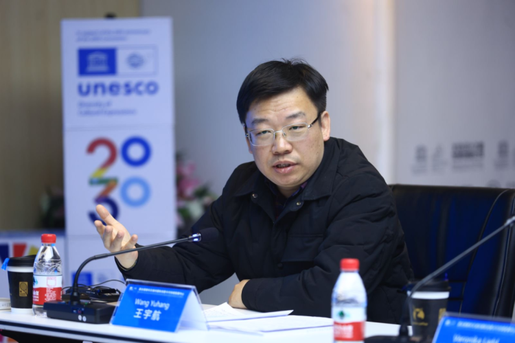 聚焦未来数字新空间 创意中心咨询委员会在京举行 Se concentrer sur l'avenir des nouveaux espaces numériques : tenue de la réunion du comité consultatif de l'ICCSD à Beijing   与会专家和工作人员合影 Photo de groupe des experts et du personnel présents  2025年3月30日，联合国教科文组织国际创意与可持续发展中心（下文简称“创意中心”）咨询委员会会议在北京设计之都大厦召开。咨询委员们和与会嘉宾围绕“创新未来数字新空间，加强可持续发展和文化表达”主题进行了深入讨论，并为创意中心工作计划与国际资源拓展建言献策。 Le 30 mars 2025, le Conseil consultatif du Centre international pour la créativité et le développement durable de l'UNESCO (ci-après dénommé « ICCSD ») s'est réuni au bâtiment World Design Capital à Beijing. Les membres du comité consultatif et les invités présents ont eu des discussions approfondies autour du thème « Innover dans les nouveaux espaces numériques du futur, renforcer le développement durable et l'expression culturelle », et ont proposé des suggestions pour le plan de travail de l'ICCSD et l'expansion des ressources internationales.   会议现场 Site de la réunion  创意中心执行主任肖澜，创意中心咨询委员会主席、华南理工大学荣誉教授汉斯·道维勒主持会议。全球文化网络总裁、华南理工大学与山东工艺美术学院客座教授梅里·马达沙希，英国皇家学会工艺院院士、海南大学客座教授李诚，世界贸易网点联盟亚太区总干事卡洛琳娜·昆塔娜，奥地利林茨电子艺术中心艺术节与展览部总经理维罗妮卡•利布尔，中国社会科学院研究员、中国政策科学研究会文化政策专业委员会主任张晓明，北京师范大学文化创新与传播研究院副院长杨越明教授，中国中小商业企业协会国际专家委员、中国前驻法国领事杨宝珍，对外经济贸易大学马克思主义学院院长助理王宇航教授等来自6个国家的10位咨询委员和专家出席会议。 Xiao Lan, directeur exécutif de l'ICCSD, et Hans d'Orville, président du comité consultatif de l'ICCSD et professeur émérite à l'Université de technologie du Sud de la Chine, ont présidé la réunion. Dix experts et membres du comité consultatif issus de six pays ont assisté à la réunion, parmi lesquels : le Professeur Mehri Madarshahi, présidente de Global Culture Network et professeur invitée à l'Université de technologie du Sud de la Chine et à l'Université d'art et de design du Shandong, le Professeur Richard Leaver, membre de Royal Society of Arts et professeur invité à l'Université de Hainan, Carolina Quintana, directrice générale pour la région Asie-Pacifique de World Trade Point Federation, Veronika Liebl, directrice générale de la division des festivals, des prix et des expositions du centre Ars Electronica de Linz en Autriche, Zhang Xiaoming, chercheur à l'Académie chinoise des sciences sociales et directeur du Comité des politiques culturelles de l'Association chinoise des sciences politiques, le Professeur Yang Yueming, directrice adjointe de l'Institut d'innovation culturelle et de communication de l'Université normale de Beijing, Yang Baozhen, membre expert international de l'Association chinoise des petites et moyennes entreprises commerciales, et ancienne consule générale de Chine en France, et le Professeur Wang Yuhang, adjoint au directeur de l'École du marxisme de l'Université de commerce international et d'économie.   创意中心执行主任肖澜致辞 Discours de Xiao Lan, directeur exécutif de l'ICCSD  肖澜主任在致辞中表示，感谢与会嘉宾对中心主办的第四届创意2030国际论坛的大力支持，专家们的精彩发言为数字时代的文化多样性保护提供了重要启示。本次咨询委员会围绕“创新未来数字空间”主题展开探讨，这一重要命题需要各方协作共同推进，创意中心愿为此搭建交流互鉴的桥梁。同时，肖澜表示，创意中心未来将深化使命定位，期待持续得到专家们的支持与合作。 Dans son discours, Xiao Lan a exprimé sa gratitude envers les invités présents pour leur soutien à la 4e édition de « Forum international de la créativité 2030 » organisé par l'ICCSD, soulignant que les interventions des experts avaient fourni des éclairages importants pour la protection de la diversité culturelle à l'ère numérique. Le comité consultatif a centré ses discussions sur le thème « Innover dans les espaces numériques du futur », un sujet clé nécessitant la collaboration de toutes les parties prenantes. Xiao Lan a affirmé que l'ICCSD était disposé à jouer un rôle de passerelle pour l'échange et l'apprentissage mutuel. Il a précisé que l'ICCSD allait approfondir sa mission et qu'il attendait avec impatience un soutien et une coopération continus de la part des experts.    创意中心咨询委员会主席、华南理工大学荣誉教授汉斯·道维勒发言 Discours de Hans d'Orville, président du comité consultatif de l'ICCSD et professeur émérite à l'Université de technologie du Sud de la Chine   汉斯·道维勒主持会议并作主旨发言。他强调了“未来数字空间”对可持续发展、文化创意及文化表达多样性的重要意义，指出数字技术与文化的融合能够推动产业遗产复兴，促进城市可持续发展，为艺术家、工程师等不同领域人才搭建创新合作平台。他特别提及科幻不仅是娱乐载体，更是激发想象力的文化表达方式，呼应了联合国教科文组织对文化多样性保护的倡导。 Hans d'Orville a présidé la réunion et a prononcé le discours d'ouverture. Il a souligné l'importance des « espaces numériques du futur » pour le développement durable, la créativité culturelle et la diversité de l'expression culturelle, précisant que la fusion des technologies numériques et de la culture pourrait stimuler la renaissance du patrimoine industriel, promouvoir le développement durable des villes et créer une plateforme de collaboration innovante pour les artistes, ingénieurs et autres talents issus de divers domaines. Il a particulièrement évoqué le rôle de la science-fiction, non seulement en tant que moyen de divertissement, mais aussi en tant que forme d'expression culturelle qui stimulait l'imagination, répondant ainsi à l'appel de l'UNESCO pour la protection de la diversité culturelle.   全球文化网络总裁、华南理工大学与山东工艺美术学院客座教授梅里·马达沙希发言 Discours de Mehri Madarshahi, présidente de Global Culture Network et professeur invitée à l'Université de technologie du Sud de la Chine et à l'Université d'art et de design du Shandong  会上，众多专家结合自身专业领域分享了深刻见解。梅里·马达沙希指出，数字空间已成为人类生活的基础环境，数字创新应服务于价值导向。她详细介绍了阐述了数字空间对实现联合国可持续发展目标的关键作用，同时列举了在目标4优质教育、目标8体面就业和经济增长、目标11城市可持续发展、目标13气候行动等多个领域的具体应用案例，强调科技创新需与可持续发展目标紧密结合，同时注重包容性和伦理规范。梅里·马达沙希表示，每次技术进步都须指向更公平、繁荣的世界愿景。 Lors de la réunion, de nombreux experts ont partagé des réflexions approfondies en fonction de leurs domaines d'expertise respectifs. Mehri Madarshahi a souligné que l'espace numérique est devenu un environnement fondamental de la vie humaine et que l'innovation numérique devait être orientée par des valeurs. Elle a présenté en détail le rôle clé de l'espace numérique dans la réalisation des Objectifs de développement durable des Nations Unies. Elle a aussi cité des exemples concrets d'application dans plusieurs domaines, notamment l'objectif 4 sur l'éducation de qualité, l'objectif 8 sur le travail décent et la croissance économique, l'objectif 11 sur les villes et communautés durables et l'objectif 13 sur la lutte contre les changements climatiques. Elle a insisté sur la nécessité de lier étroitement l'innovation technoscientifique aux objectifs de développement durable, tout en mettant l'accent sur l'inclusion et l'éthique. Mehri Madarshahi a souligné que chaque avancée technologique devait servir une vision d'un monde plus équitable et prospère.   奥地利林茨电子艺术中心艺术节与展览部总经理维罗妮卡•利布尔发言 Discours de Veronika Liebl, directrice générale de la division des festivals, des prix et des expositions du centre Ars Electronica de Linz en Autriche  维罗妮卡·利布尔结合奥地利林茨从钢铁之都到联合国教科文组织媒体艺术之都的城市发展转型实践，分享了在数字环境下塑造未来艺术空间的战略路径。她提出，应促进文化组织间的合作，展示多样化的文化表达成果，通过跨领域协作推动社会效益；加强学术界与文化机构的联动合作，推动创新项目发展；重视艺术表达对科技创新的催化作用，鼓励跨学科交流。 Veronika Liebl a partagé l'expérience de la transformation urbaine de Linz, qui est passée d'une ville sidérurgique à une ville des arts numériques désignée par l'UNESCO. Elle a exposé des pistes stratégiques pour façonner l'espace artistique du futur dans un environnement numérique. Elle a proposé de renforcer la coopération entre les organisations culturelles afin de valoriser la diversité des expressions culturelles et d'accroître les bénéfices sociaux grâce à la collaboration interdisciplinaire. Ensuite, elle a suggéré de renforcer les liens entre le monde académique et les institutions culturelles pour favoriser le développement de projets innovants. Enfin, elle a souligné le rôle catalyseur de l'expression artistique dans l'innovation technologique et a encouragé les échanges interdisciplinaires.   著名导演、上海交通大学教授胡雪桦视频发言 Discours en visioconférence de Hu Xuehua, célèbre réalisateur et professeur à l'université Jiao Tong de Shanghai  著名导演、上海交通大学教授胡雪桦通过视频发言。胡雪桦导演从影视创作角度剖析AI时代的技术变革。他指出，未来数字电影将为电影行业格局带来巨大变化。针对教育领域，他强调学生需重视基础认知构建，培养信息甄别与自我管理能力，同时积极拥抱人工智能技术，既要理解科学技术的底层逻辑，更需将其转化为文化创作工具。 Hu Xuehua, célèbre réalisateur et professeur à l'Université Jiao Tong de Shanghai, est intervenu par message vidéo. Il a analysé les transformations technologiques à l'ère de l'intelligence artificielle (IA) sous l'angle de la création cinématographique. Il a souligné que le cinéma numérique du futur entraînerait de profonds bouleversements dans l'industrie cinématographique. Concernant l'éducation, il a insisté sur la nécessité, pour les étudiants, de construire une base cognitive solide, de développer leur capacité à trier l'information et à gérer leur apprentissage de manière autonome. Il a également encouragé une adoption active des technologies de l'IA, tout en insistant sur l'importance de comprendre la logique sous-jacente des sciences et technologies, et de les transformer en outils de création culturelle.   英国皇家学会工艺院院士、海南大学客座教授李诚发言 Discours du Professeur Richard Leaver, membre de Royal Society of Arts et professeur invité à l'Université de Hainan  李诚教授探讨了未来数字空间与物理空间的融合趋势，以及如何运用数字孪生等技术推动可持续发展的路径。他建议北京充分利用文化底蕴深厚、人工智能行业领先和创意产业集积聚等优势，加强文化与科技的协同联动，构建数字化智慧城市，以应对城市发展挑战。同时他强调，在发展生成式人工智能时还应重视保护传统文化，以实现数字创新与传统智慧的共生共荣。 Le professeur Richard Leaver a exploré la tendance à l'intégration entre l'espace numérique du futur et l'espace physique, ainsi que les moyens d'utiliser des technologies comme le jumeau numérique pour favoriser le développement durable. Il a suggéré que Beijing exploitait pleinement ses atouts, notamment son riche patrimoine culturel, sa position de leader dans l'industrie de l'IA, ainsi que son écosystème dynamique dans l'industrie créative. Il a également préconisé un renforcement de la synergie entre culture et technologie pour construire une ville intelligente et numérique capable de relever les défis du développement urbain. De plus, il a souligné l'importance de préserver les cultures traditionnelles dans le développement de l'IA générative, afin de garantir une cohabitation harmonieuse entre l'innovation numérique et la sagesse traditionnelle.   北京师范大学文化创新与传播研究院副院长杨越明教授发言 Discours du Professeur Yang Yueming, directrice adjointe de l'Institut d'innovation culturelle et de communication de l'Université normale de Beijing  杨越明教授结合开展2005年《保护和促进文化多样性公约》相关项目经验，深入分析了可持续发展框架下文化发展的挑战：一是需要明确化文化对社会经济的贡献；二是厘清“文化多样性”与“文化表达多样性”的区别，前者强调保护多元存在，后者侧重技术赋能下的创新呈现方式。她强调了创意中心在此领域的目标和使命，希望能够促进提升数字时代文化价值认知，同时普及数字工具，搭建技术专家与艺术家的协作平台。 Se basant sur son expérience dans la mise en œuvre de projets liés à la Convention sur la protection et la promotion de la diversité des expressions culturelles de 2005, le Professeur Yang Yueming a analysé les défis du développement culturel dans le cadre du développement durable. Premièrement, elle a souligné la nécessité de clarifier la contribution de la culture au développement socio-économique. Deuxièmement, elle a distingué les notions de « diversité culturelle » et de « diversité des expressions culturelles » : la première met l'accent sur la préservation de la pluralité des cultures, tandis que la seconde se concentre sur l'innovation dans la présentation des expressions culturelles grâce aux technologies. Elle a mis l'accent sur les objectifs et la mission de l'ICCSD, qui vise à améliorer la reconnaissance de la valeur culturelle à l'ère numérique, et a exprimé l'espoir de voir se multiplier les plateformes collaboratives entre experts techniques et artistes, favorisant ainsi la démocratisation des outils numériques.   世界贸易网点联盟亚太区总干事卡洛琳娜·昆塔娜发言 Discours de Carolina Quintana, directrice générale pour la région Asie-Pacifique de World Trade Point Federation  卡洛琳娜·昆塔娜分享了国际组织视角下文化创意产业的发展情况。她高度评价中国在文化科技融合领域的实践，认为创意中心发起的创意2030国际论坛、数字环境下保护与促进文化多样性案例征集等活动能够对其他国家，尤其是拉丁美洲、非洲国家起到前沿借鉴作用。同时强调各国在技术水平和文化交流方面仍存在差距，她呼吁加强国际合作与经验分享，将中国数字文化发展模式纳入全球治理框架，促进全球文化创意产业的平衡发展。 Carolina Quintana a partagé son analyse sur le développement des industries culturelles et créatives du point de vue des organisations internationales. Elle a salué les pratiques de la Chine en matière d'intégration entre culture et technologie, estimant que des initiatives de l'ICCSD, telles que le Forum international Créativité 2030 et l'appel à projets sur la protection et la promotion de la diversité culturelle dans l'environnement numérique, pouvaient servir de référence pour d'autres pays, en particulier ceux d'Amérique latine et d'Afrique. En outre, elle a souligné les disparités persistantes entre les pays en matière de développement technologique et d'échanges culturels, appelant à un renforcement de la coopération internationale et du partage d'expériences. Elle a plaidé pour que le modèle chinois de développement de la culture numérique dans le cadre de la gouvernance mondiale afin de favoriser un développement équilibré des industries culturelles et créatives à l'échelle mondiale.   中国社会科学院研究员、中国政策科学研究会文化政策专业委员会主任张晓明发言 Discours de Zhang Xiaoming, chercheur à l'Académie chinoise des sciences sociales et directeur du Comité des politiques culturelles de l'Association chinoise des sciences politiques  张晓明研究员结合自身经历，讲述了首钢园的变迁，并从理论研究角度阐述了数字技术对文化数字化的深刻影响。他指出，未来数字空间将带来全新生活方式，应积极重视文化资源数字化的重要性，同时以云南多元文化生态和网络文学创作生态为例，揭示数字技术如何赋能全民文化生产。 Se basant sur sa propre expérience, le chercheur Zhang Xiaoming a relaté la transformation du parc Shougang et a expliqué, d'un point de vue théorique, l'impact profond des technologies numériques sur la numérisation de la culture. Il a souligné que l'espace numérique du futur engendrerait de nouveaux modes de vie et qu'il était crucial d'accorder une attention particulière à la numérisation des ressources culturelles. Il a illustré son propos à travers l'exemple de l'écosystème culturel diversifié du Yunnan et de la création littéraire en ligne, montrant comment les technologies numériques permettent à chacun de contribuer à la production culturelle.   中国中小商业企业协会国际专家委员、中国前驻法国领事杨宝珍发言 Discours de Yang Baozhen, membre expert international de l'Association chinoise des petites et moyennes entreprises commerciales, et ancienne consule générale de Chine en France   杨宝珍聚焦女性在数字时代的发展，介绍了数字技术在促进女性就业、教育、参与社会治理等方面的积极作用，并对未来数字空间建设提出了加强数字基础设施建设、文化资源数字化、培育“文化+科技”新业态、深化国际协作、完善数字治理机制等建议。 Yang Baozhen s'est concentrée sur le rôle des femmes à l'ère numérique, mettant en lumière l'impact positif des technologies numériques sur la promotion de l'emploi féminin, l'éducation féminine et leur participation à la gouvernance sociale. Elle a également formulé plusieurs recommandations pour la construction des futurs espaces numériques, notamment le renforcement des infrastructures numériques, la numérisation des ressources culturelles, le développement de nouveaux modèles commerciaux alliant culture et technologie, l'approfondissement de la coopération internationale et l'amélioration des mécanismes de gouvernance numérique.    对外经济贸易大学马克思主义学院院长助理王宇航教授发言 Discours du Professeur Wang Yuhang, adjoint au directeur de l'École du marxisme de l'Université de commerce international et d'économie   王宇航教授结合国际经贸与青年教育相关经验指出，传统课堂需从知识灌输转向价值创造，通过人文关怀激活学生情感认知，培养人工智能无法替代的创意内核。他建议高校联动城市资源打造经贸与人文融合的实践平台，并借助虚拟技术构建全球青年可持续发展交流网络，使学生在跨文化体验中理解创意与商业的共生逻辑。 Le Professeur Wang Yuhang, s'appuyant sur son expérience en commerce international et en éducation des jeunes, a souligné que l'enseignement traditionnel devait évoluer, passant d'une approche basée sur la transmission du savoir à une approche axée sur la création de valeur. Il a insisté sur l'importance de l'empathie humaine pour éveiller la perception émotionnelle des étudiants et développer une créativité essentielle, que l'intelligence artificielle ne pouvait remplacer. Il a suggéré que les universités collaboraient avec les ressources urbaines pour créer des plateformes pratiques intégrant commerce et culture. Il a aussi proposé d'utiliser la technologie virtuelle pour établir un réseau mondial d'échanges entre les jeunes sur le développement durable, afin de leur permettre de comprendre, à travers des expériences interculturelles, la relation symbiotique entre créativité et commerce.  此次咨询委员会会议为数字科技与文化创意的融合发展提供了广阔的交流平台，与会专家从不同角度，探索了构建未来数字新空间的实践路径。专家们的深入探讨为创意中心未来工作指明了方向，也为保护与促进文化多样性、全球可持续发展贡献了智慧与力量。创意中心下一步将与奥地利林茨电子艺术中心、世界贸易网点联盟加深合作。 Cette réunion du comité consultatif a offert une large plateforme d'échanges sur l'intégration de la technologie numérique et de la créativité culturelle. Les experts présents ont exploré, sous différents angles, les moyens pratiques de construire les nouveaux espaces numériques du futur. Leurs discussions approfondies ont non seulement orienté les actions futures de l'ICCSD, mais ont aussi contribué à la préservation et à la promotion de la diversité culturelle ainsi qu'au développement durable à l'échelle mondiale. Lors de la prochaine étape, l'ICCSD approfondira sa collaboration avec le centre Ars Electronica de Linz en Autriche, ainsi qu'avec World Trade Point Federation._fororder_13