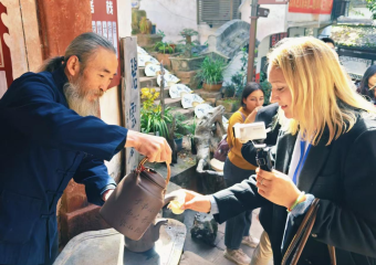 【2025打卡中国】多国网红博主在白墙黛瓦中寻觅生活的“小美好”