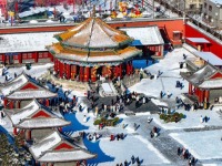沈阳故宫雪景如画 游客如织