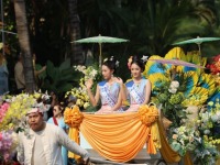 西双版纳多民族盛装巡游尽显民族风情