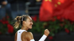 郑钦文首胜萨巴伦卡 晋级WTA1000罗马站半决赛