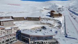 新疆阿勒泰：寒潮来袭 滑雪热情不减