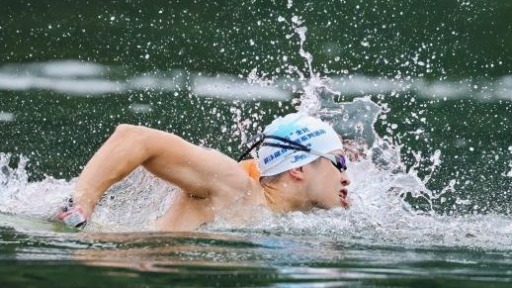 浙江杭州：2100余名“泳士”抢渡富春江