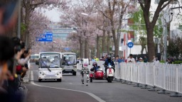 以赛促产：北京半马推动人形机器人产业“加速跑”