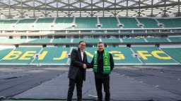 北京国安新任体育总经理和一线队主教练亮相工体