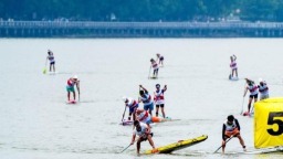 武汉首迎国际桨板公开赛 中外选手逐浪东湖