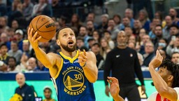 NBA常规赛：勇士胜开拓者