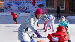 小学教师齐兵和她的“红色骑兵”速滑队