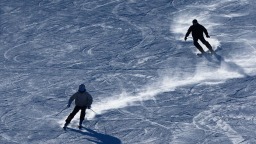 新疆阿勒泰：寒潮来袭 滑雪热情不减