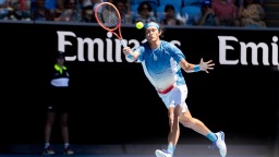 澳网综合：白卓璇苦战晋级 阿尔卡拉斯、萨巴伦卡过关