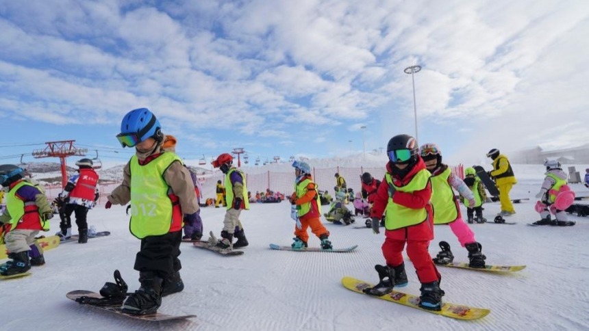 全民健身——滑雪场上过“雪假”