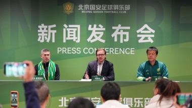 北京国安新任体育总经理和一线队主教练亮相工体