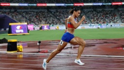 麦克劳林女子400米夺冠 尘封42年赛会纪录作古