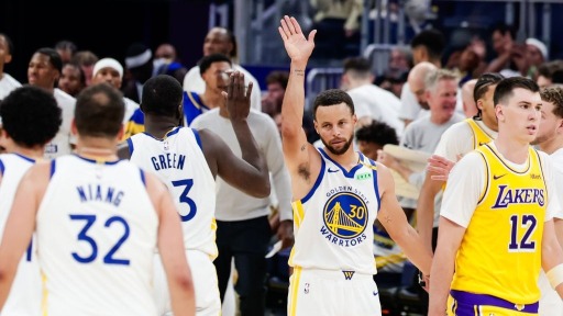 NBA季前赛：勇士胜湖人
