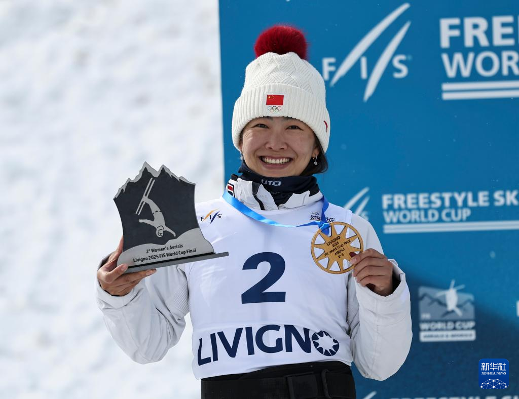 国际雪联世界杯（利维尼奥站）：徐梦桃女子空中技巧摘银