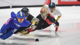 短道速滑世巡赛第四站：中国队晋级男子5000米接力A组决赛