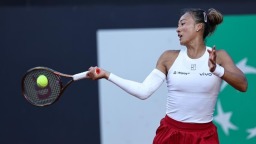 郑钦文晋级WTA1000罗马站女单八强 将再战萨巴伦卡
